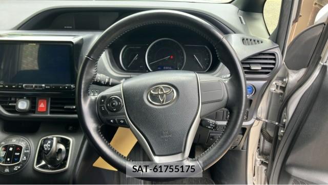 Toyota VOXY 2016-11 8282295-16