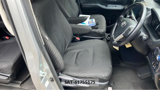Toyota VOXY 2016-11 8282295-5