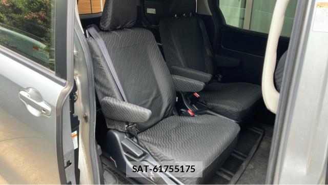 Toyota VOXY 2016-11 8282295-6