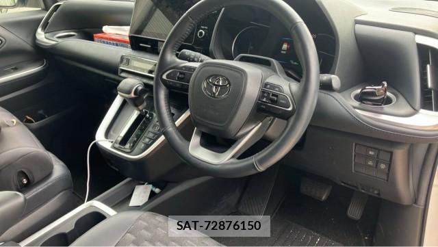Toyota VOXY 2023-05 8282390-2