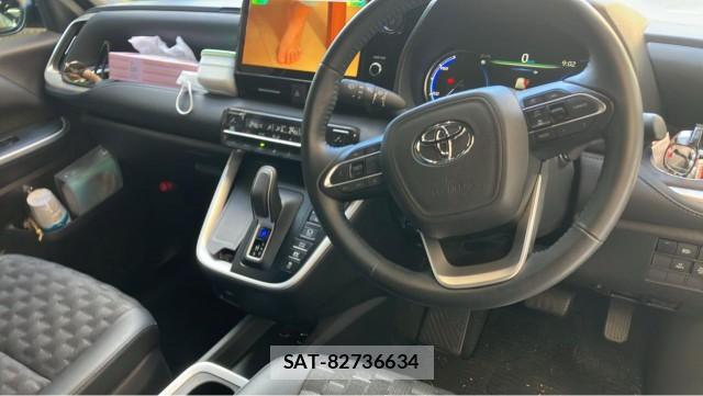 Toyota VOXY 2024-08 8282401-2