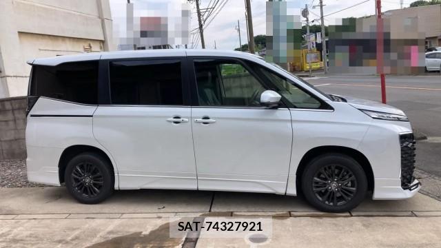 Toyota VOXY 2025-09 8282413-10