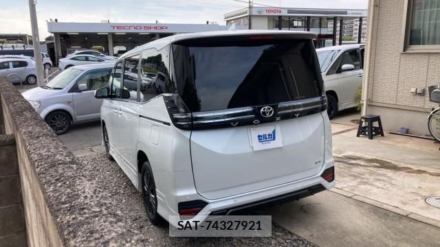 Toyota VOXY 2025-09 8282413-11