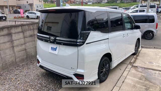 Toyota VOXY 2025-09 8282413-12