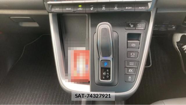 Toyota VOXY 2025-09 8282413-13