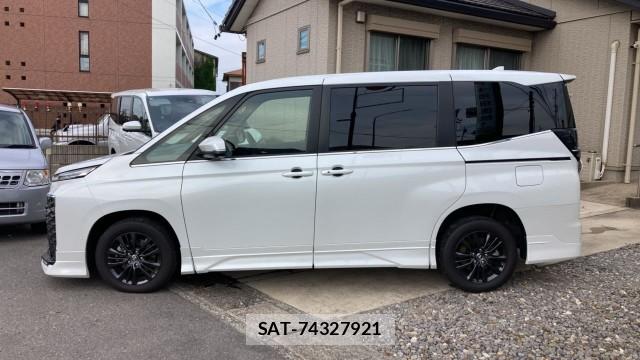 Toyota VOXY 2025-09 8282413-3