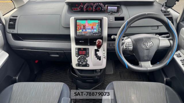 Toyota VOXY 2010-11 8282422-2