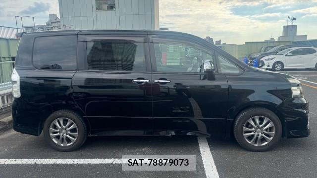 Toyota VOXY 2010-11 8282422-3