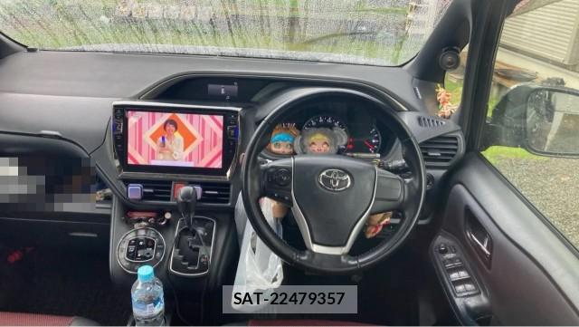 Toyota VOXY 2015-08 8282495-16