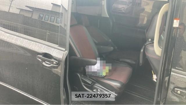 Toyota VOXY 2015-08 8282495-6