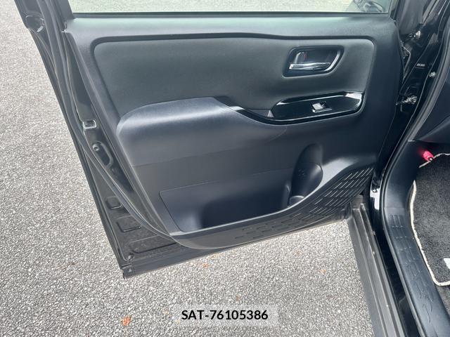 Toyota VOXY 2018-04 8282565-10