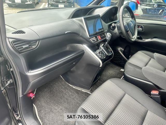 Toyota VOXY 2018-04 8282565-11