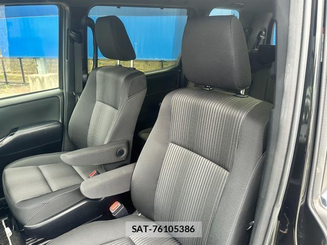 Toyota VOXY 2018-04 8282565-12