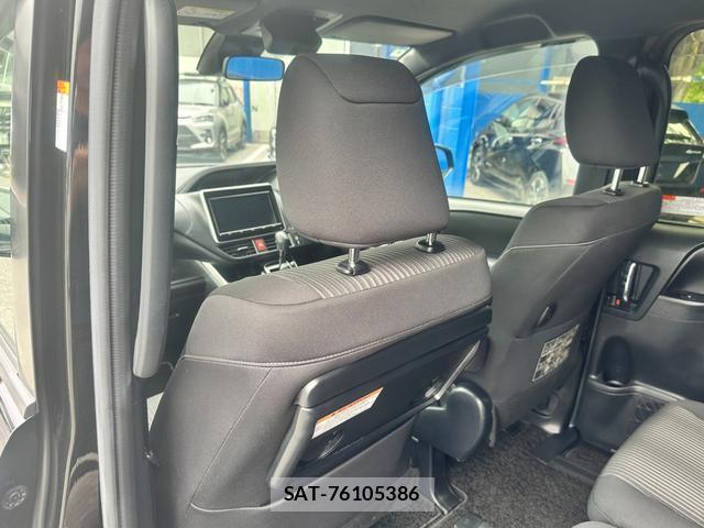 Toyota VOXY 2018-04 8282565-13