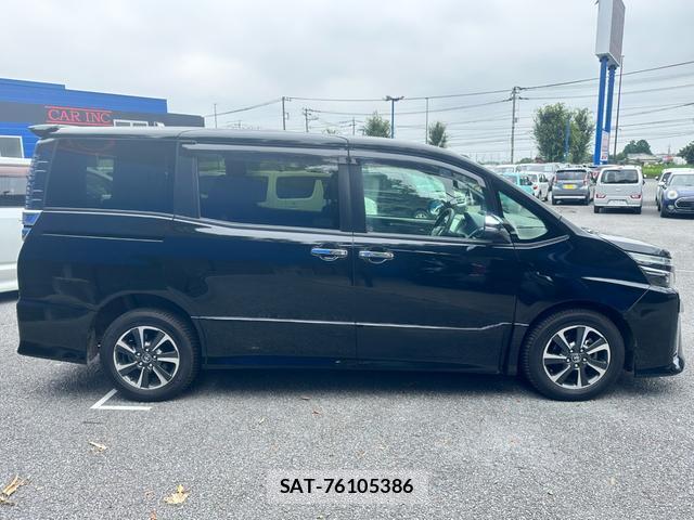 Toyota VOXY 2018-04 8282565-3