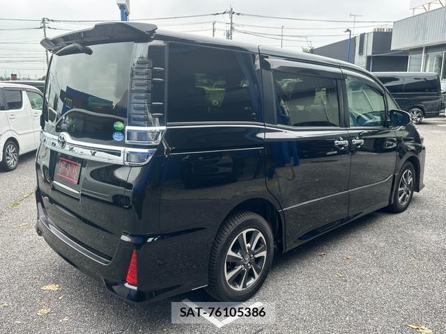 Toyota VOXY 2018-04 8282565-4