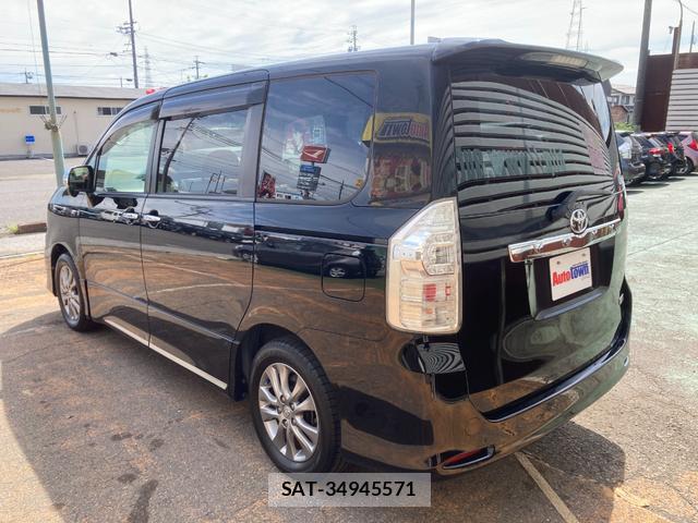 Toyota VOXY 2012-06 8282643-1