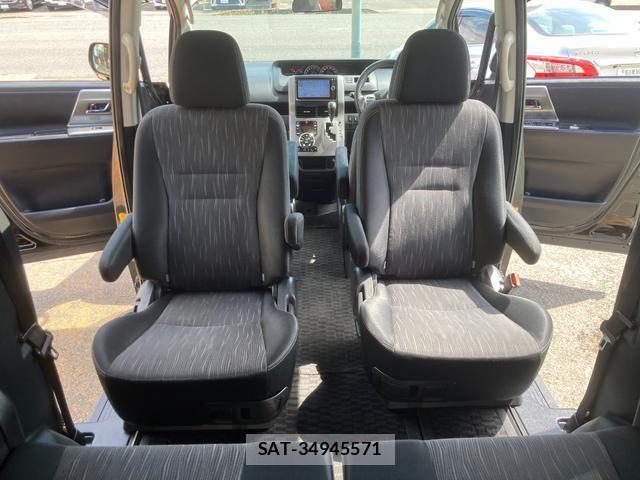 Toyota VOXY 2012-06 8282643-15