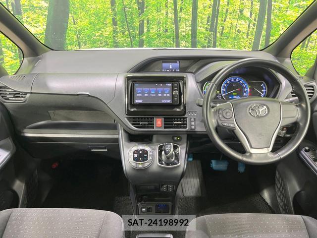 Toyota VOXY 2017-05 8282645-1