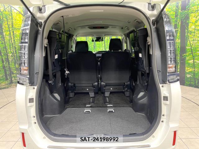 Toyota VOXY 2017-05 8282645-10