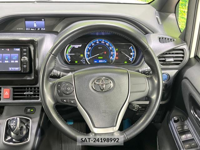 Toyota VOXY 2017-05 8282645-11