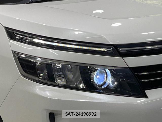 Toyota VOXY 2017-05 8282645-12