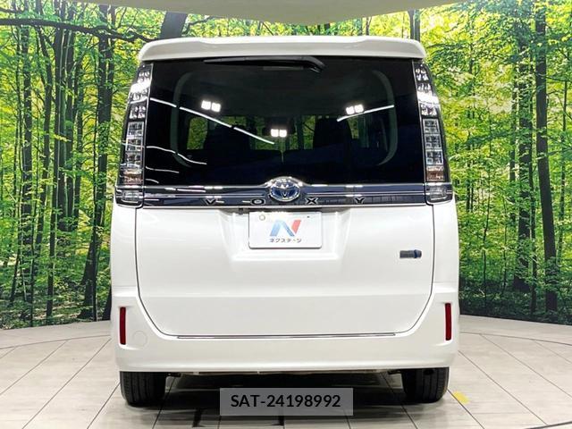 Toyota VOXY 2017-05 8282645-15