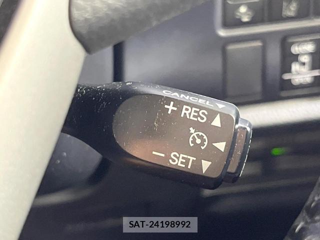 Toyota VOXY 2017-05 8282645-4