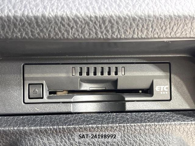 Toyota VOXY 2017-05 8282645-6