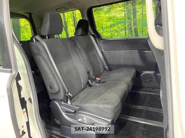 Toyota VOXY 2017-05 8282645-8