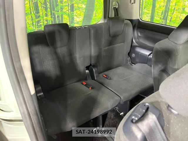 Toyota VOXY 2017-05 8282645-9