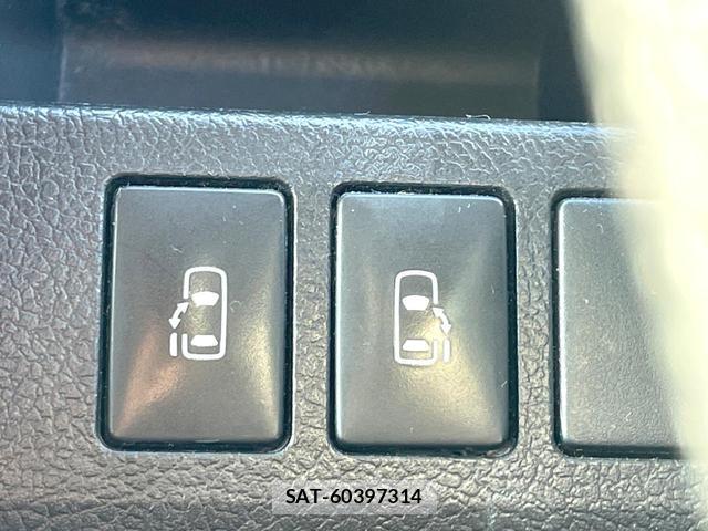 Toyota VOXY 2012-01 8282702-4