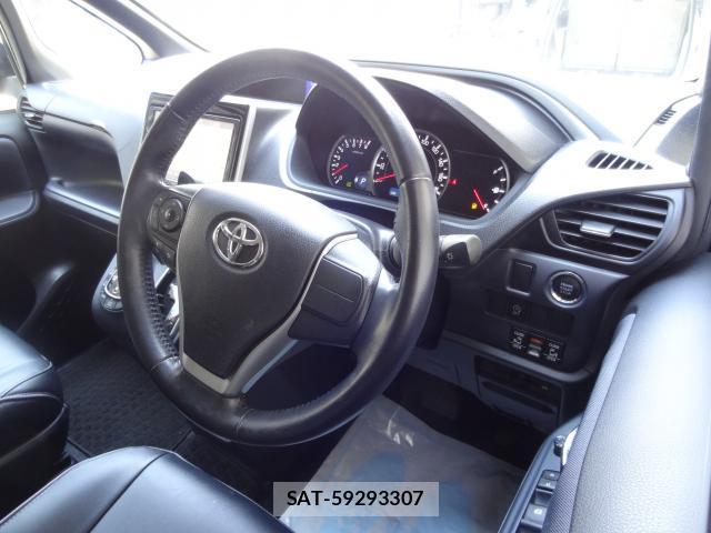 Toyota VOXY 2015-02 8282936-11