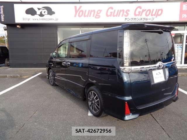 Toyota VOXY 2016-08 8282988-11