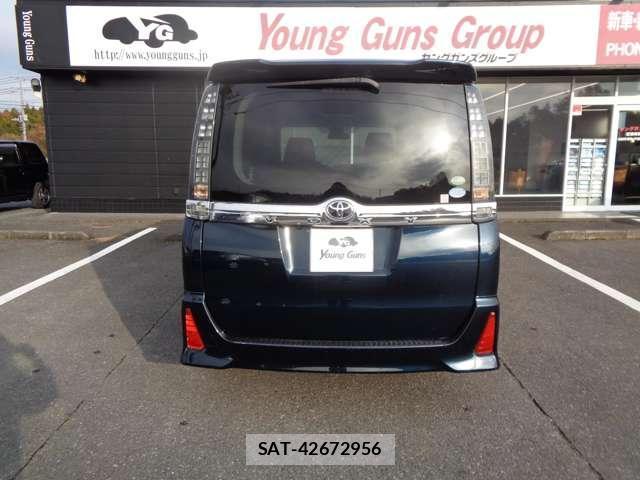 Toyota VOXY 2016-08 8282988-13