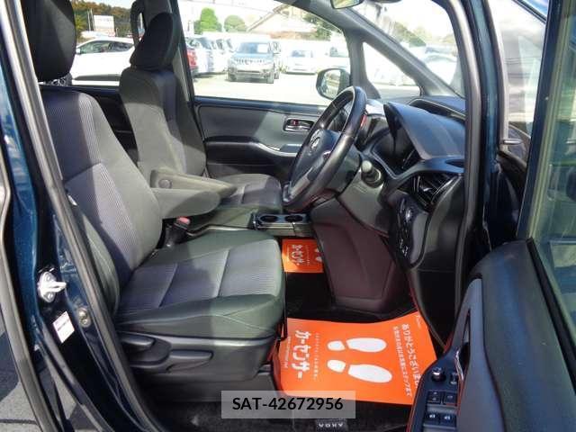 Toyota VOXY 2016-08 8282988-16