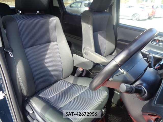 Toyota VOXY 2016-08 8282988-17