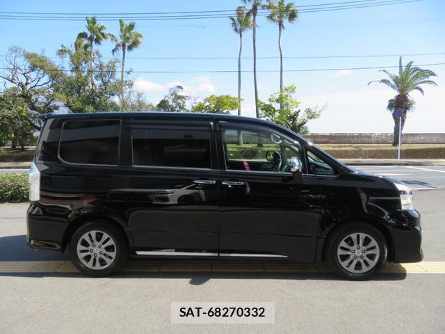 Toyota VOXY 2013-03 8282995-12
