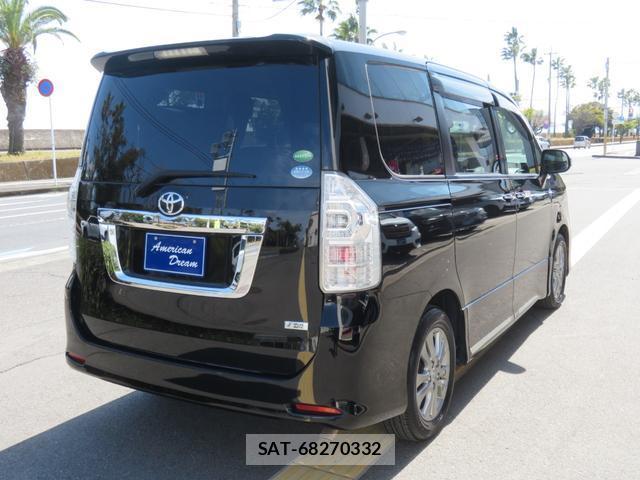 Toyota VOXY 2013-03 8282995-14