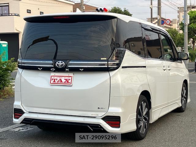 Toyota VOXY 2025-10 8283045-1