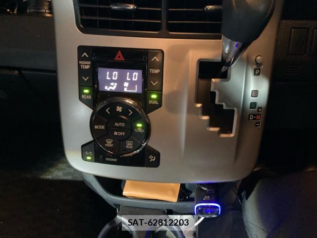 Toyota VOXY 2012-02 8283294-17