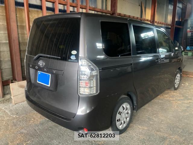 Toyota VOXY 2012-02 8283294-2
