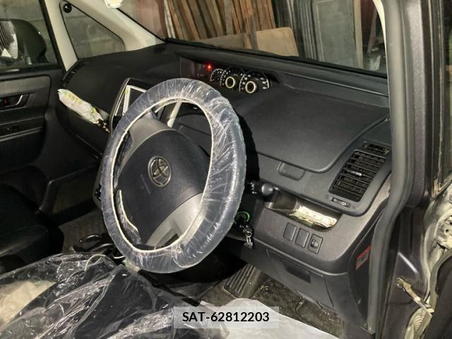 Toyota VOXY 2012-02 8283294-8