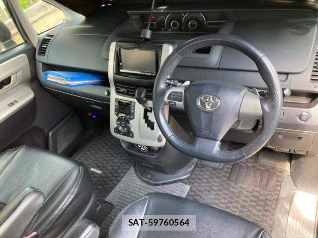 Toyota VOXY 2011-01 8283488-3