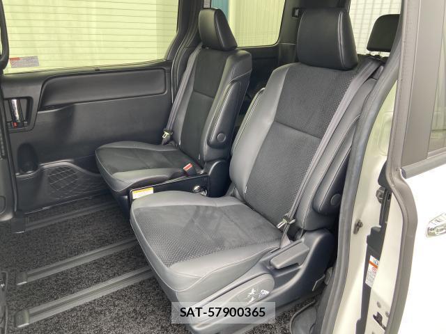 Toyota VOXY 2021-10 8283489-12