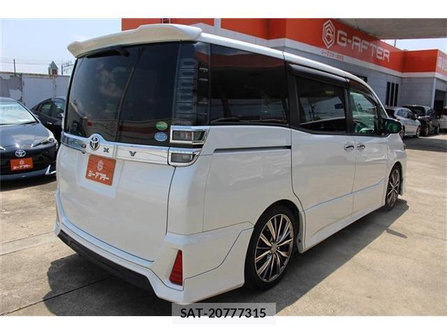 Toyota VOXY 2018-06 8283535-12