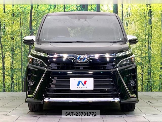 Toyota VOXY 2018-06 8283610-12
