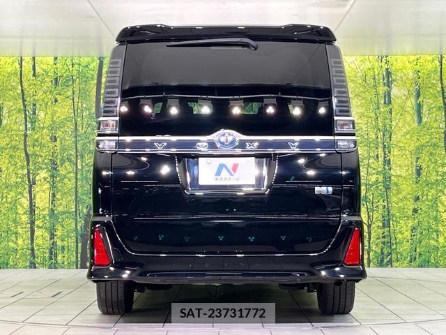 Toyota VOXY 2018-06 8283610-13