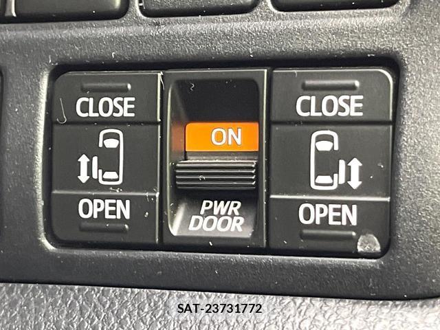 Toyota VOXY 2018-06 8283610-5
