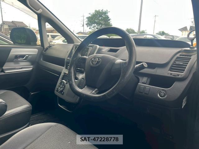 Toyota VOXY 2013-09 8284055-1
